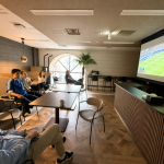 【社内イベント】朝のラウンジでサッカー日本代表戦を観戦しました