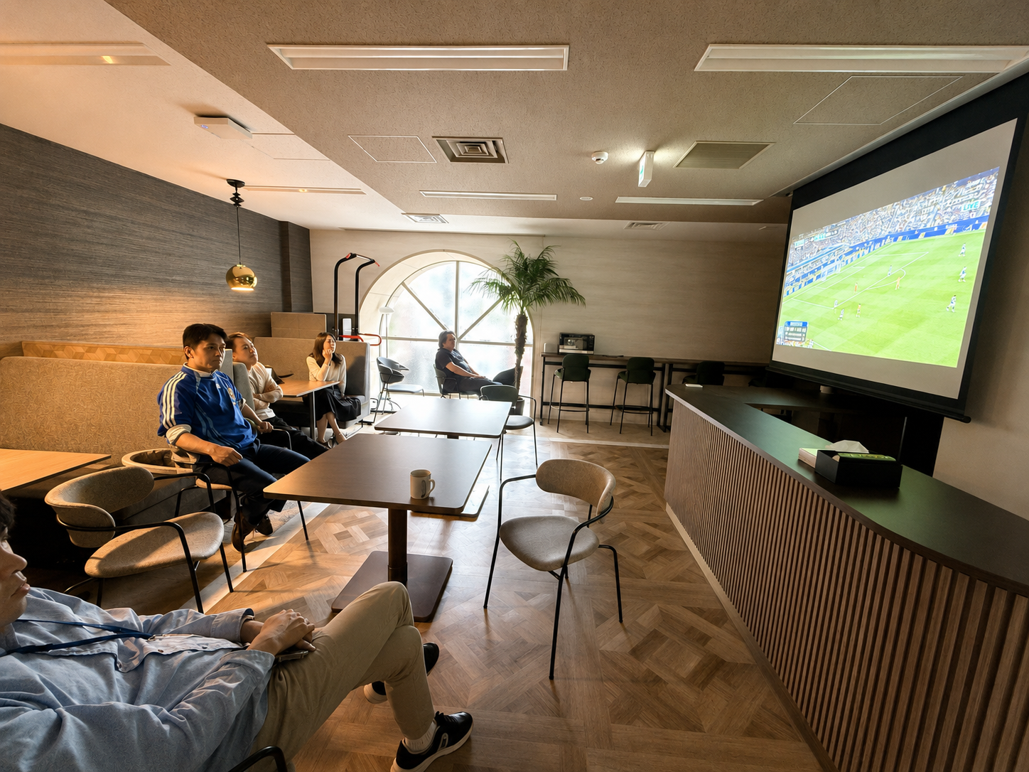 【社内イベント】朝のラウンジでサッカー日本代表戦を観戦しました